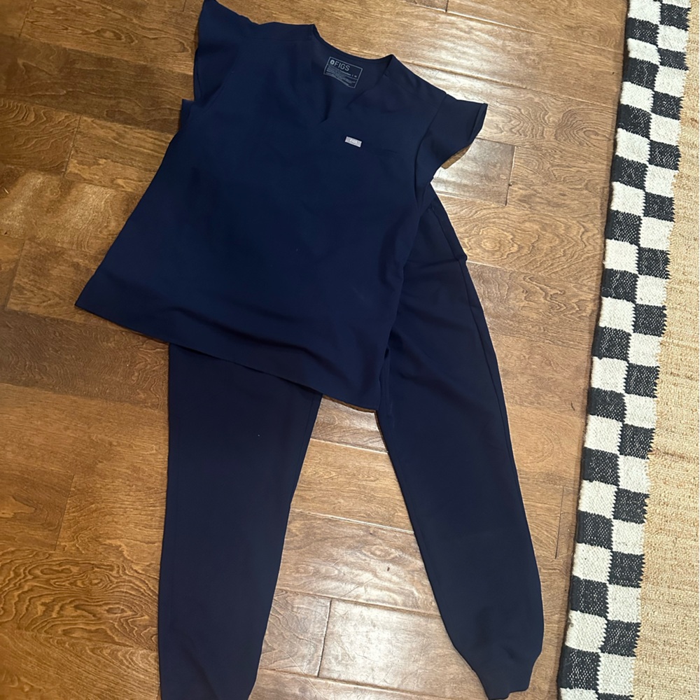 Figs navy Scrub Set! Medium flutter sleeve top.  Joggers Size medium/tall EUC
